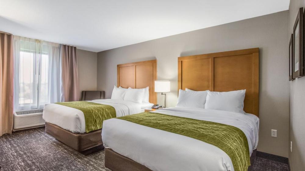 Standard Queen Room with Two Queen Beds - Non-Smoking interior